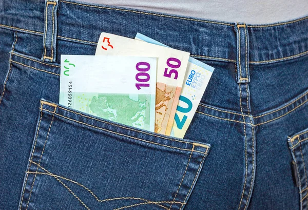 Banconote in euro che spuntano dalla tasca dei blue jeans. Soldi per — Foto Stock