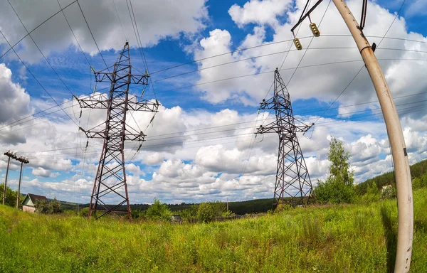 Yaz manzara mavi gökyüzü backgro üzerinde elektrik hatları ile — Stok fotoğraf