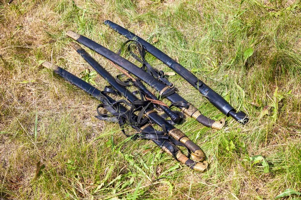 A régi Kozák kard feküdt a fűben — Stock Fotó
