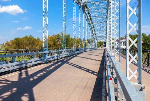 Primer puente de arco de acero en Rusia sobre el río Msta. Hierro histórico —  Fotos de Stock