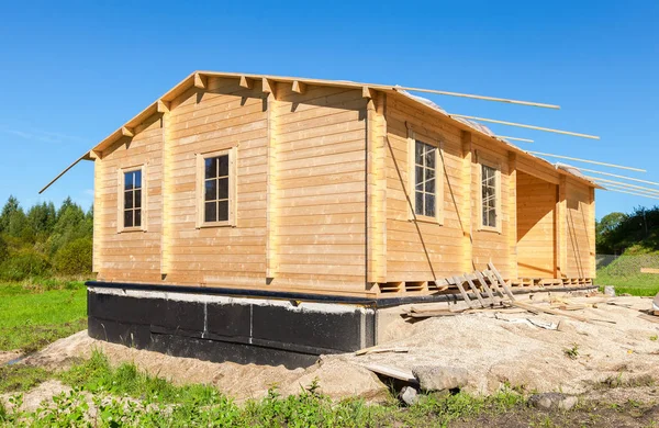 Bouw van een nieuwe houten huis in het zonnige zomerdag — Stockfoto
