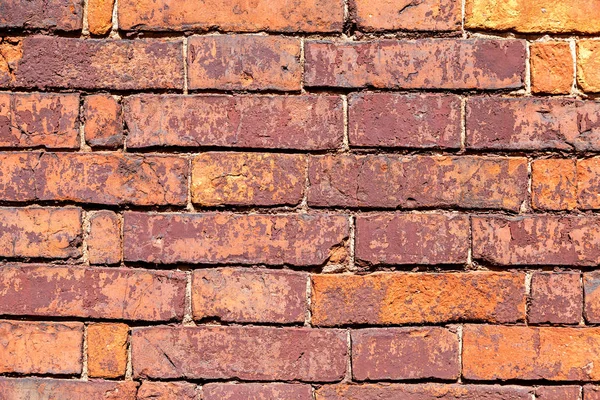 Oude verweerde grunge rode bakstenen muur als achtergrond — Stockfoto
