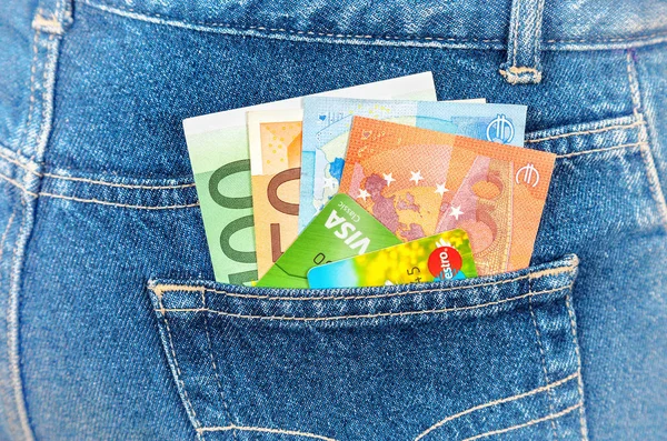 Blå jeans ficka med sedlar och kreditkort — Stockfoto