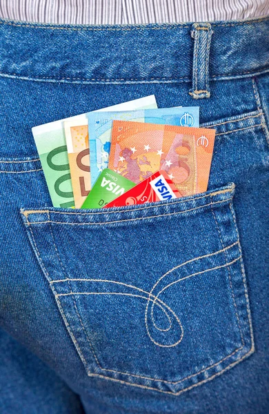 Tasca blu jeans con banconote in euro e carte di credito — Foto Stock