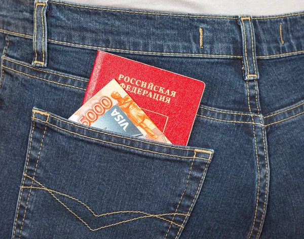 Passaporte russo, dinheiro e cartão de crédito Visa in back jeans pocke — Fotografia de Stock