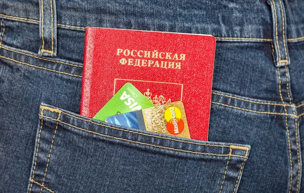 Passaporte russo e cartões de crédito no bolso de calças jeans traseiras — Fotografia de Stock