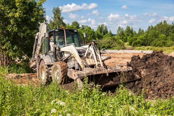 Planierraupenverladung und -umzug auf der Baustelle für — Stockfoto