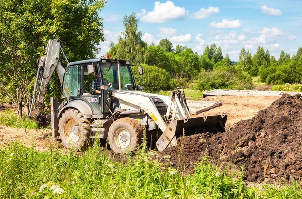 Buldozer načítání a přesouvání zem na staveništi pro — Stock fotografie