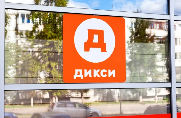 Logotipo do varejista da Rússia Dixy na vitrine da loja — Fotografia de Stock