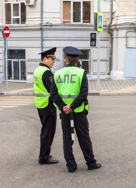 Rus polis devriye memuru devlet otomobil denetçisinin