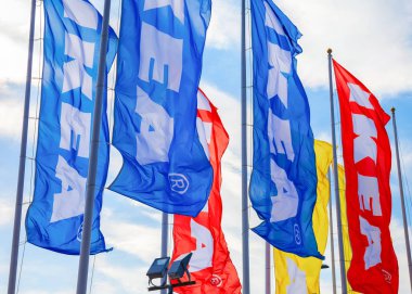 IKEA bayrakları IKEA Samara mağazası yakınındaki mavi gökyüzü karşı