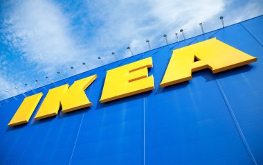 IKEA logosu mavi gökyüzü karşı. IKEA dünyanın en büyük furnit olduğunu