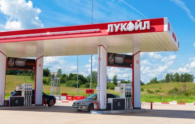 Lukoil benzin istasyonu araçların yakıt ile. Lukoil en büyük priv olduğunu