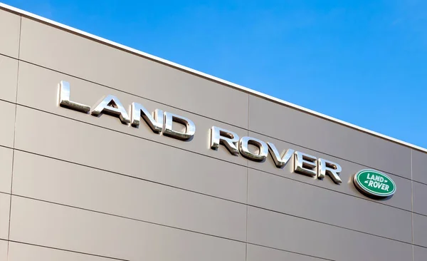 Land Rover dealerów znak. Land Rover to marka Brytyjczyków — Zdjęcie stockowe