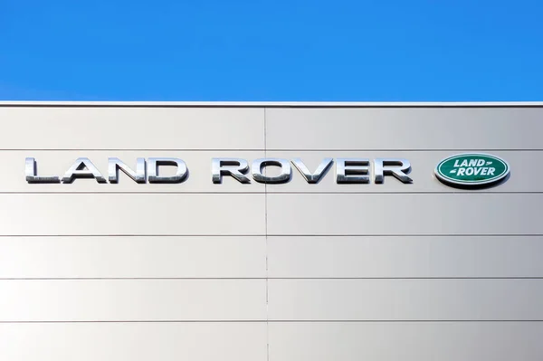 Land Rover dealerów znak. Land Rover to marka Brytyjczyków — Zdjęcie stockowe