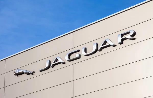 Jaguar dealerskiej znak. Jaguar to marka mężczyzna brytyjski samochód — Zdjęcie stockowe