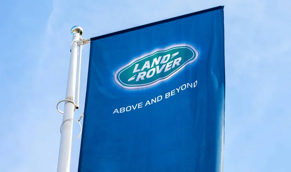 Bandeiras oficiais da concessionária de Land Rover contra o bac céu azul — Fotografia de Stock