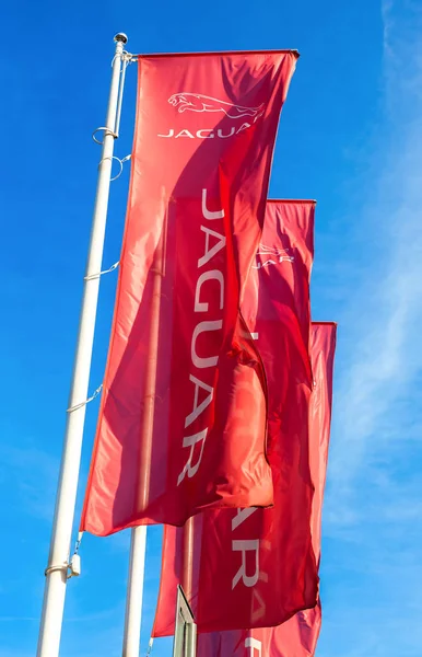 Autohaus-Flaggen von Jaguar vor blauem Himmel — Stockfoto