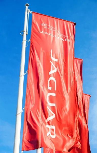 Banderas oficiales de Jaguar contra el cielo azul backgro — Foto de Stock