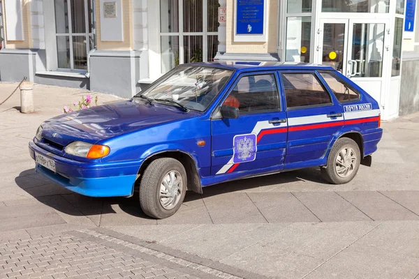 Şehir yaz günde sokak üzerinde Rus yazının araç park
