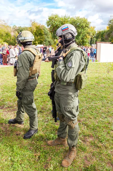 Miembros no identificados del club militar con uniforme de camuflaje del ejército — Foto de Stock