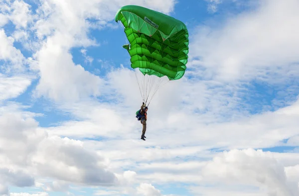 Enkele parachute jumper op een vleugel parachute op blauwe hemel CHTERGRO — Stockfoto