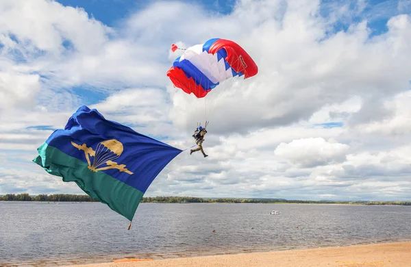 Enkele militaire parachute jumper op een vleugel parachute voeren een — Stockfoto