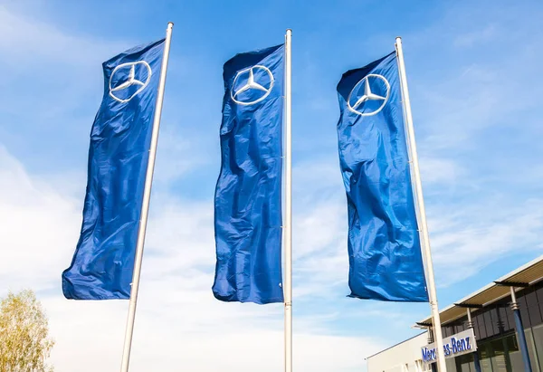 Banderas de Mercedes-Benz sobre el cielo azul cerca de la oficina — Foto de Stock