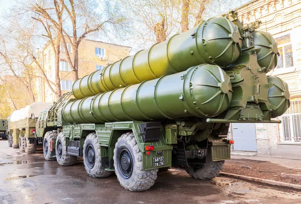 Anti-aircraft missile system (SAM) S-300 parked up on the city s — Stock Photo, Image