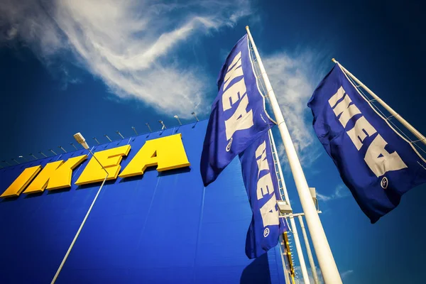 Bendera IKEA terhadap langit di IKEA Samara Store. IKEA adalah wor — Stok Foto