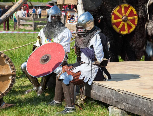 Dois cavaleiros não identificados em armaduras depois de lutar — Fotografia de Stock