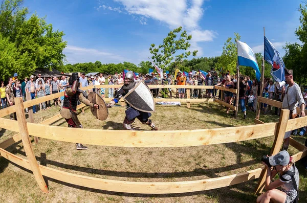 Historische restauratie van ridderlijke gevechten op gratis festival van mij — Stockfoto