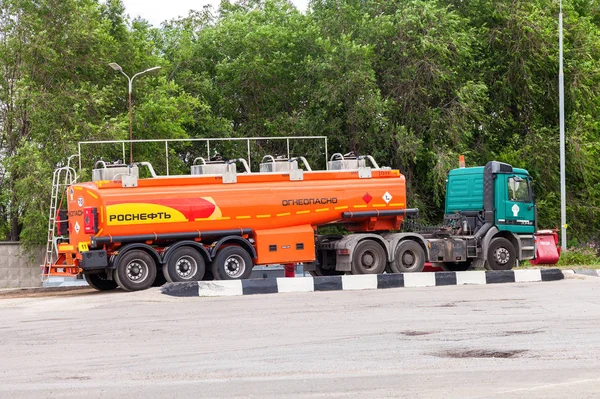 Camion pétrolier Rosneft à la station-service. Rosneft est l'une des larves — Photo