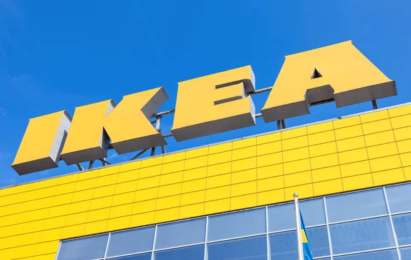 IKEA logosu mavi gökyüzü karşı. IKEA dünyanın en büyük furnitur olduğunu — Stok fotoğraf