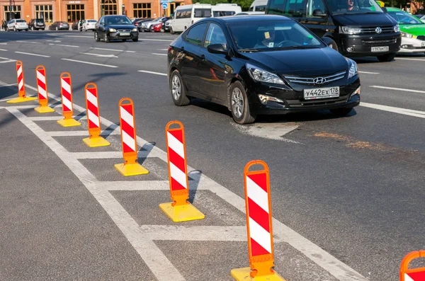 红色和白色条纹谨慎道路标志城市的街道上。道路交通 — 图库照片