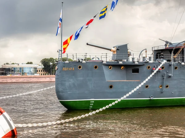 The legendary revolutionary cruiser Aurora at the place of etern — Stock Photo, Image