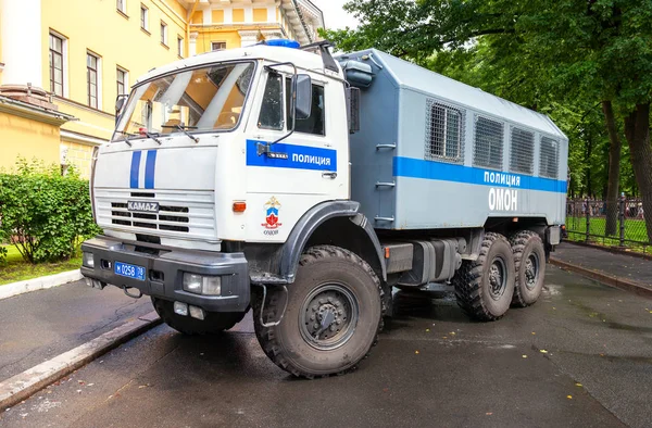 Летом на городской улице припаркован тяжелый грузовик российской полиции — стоковое фото