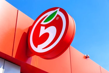 Marka logosu süpermarket Pyaterochka mavi gökyüzü backg karşı