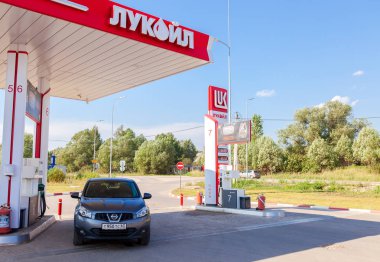 Araba Nissan Qashqai Lukoil benzin istasyonunda