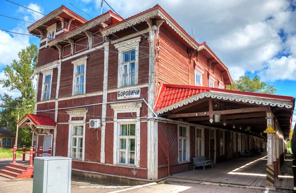 Vecchia stazione ferroviaria provinciale in legno con piattaforma in estate su — Foto Stock