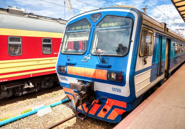 Elektriska tåg står på en plattform av Moskovskij Rail Terminal — Stockfoto