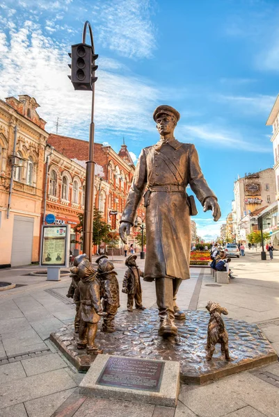 Monumento de bronce "Tío Stepa-miliciano" en la calle de la ciudad en S — Foto de Stock