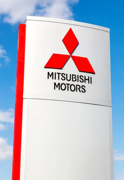 Logo Mitsubishi su un cartello fuori dall'auto o dal concessionario automobilistico — Foto Stock