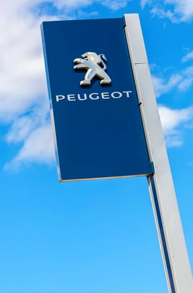 Логотип Peugeot на вывеске возле автосалона или автосалона — стоковое фото