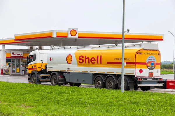 Shell olie vrachtwagen bij het tankstation Shell — Stockfoto