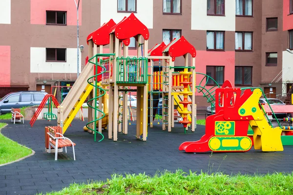 Барвисті ЄТІ ігровий майданчик для дітей у новому мікрорайоні з ма — стокове фото
