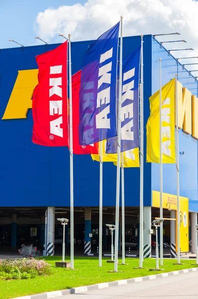 Banderas IKEA cerca de la tienda IKEA Samara. IKEA es el más grande del mundo — Foto de Stock
