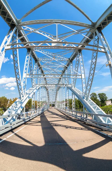 Πρώτα στη Ρωσία χάλυβα αψιδωτή γέφυρα στον ποταμό Msta. Χτίστηκε το 19 — Φωτογραφία Αρχείου
