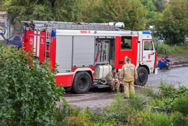 Kırmızı ateş Emercom Rusya'nın yukarı Summer Caddesi üzerinde park etmiş kamyon