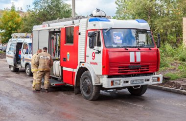 Kadar kırmızı yangın kamyon Emercom Rusya'nın ve kurtarma araç park